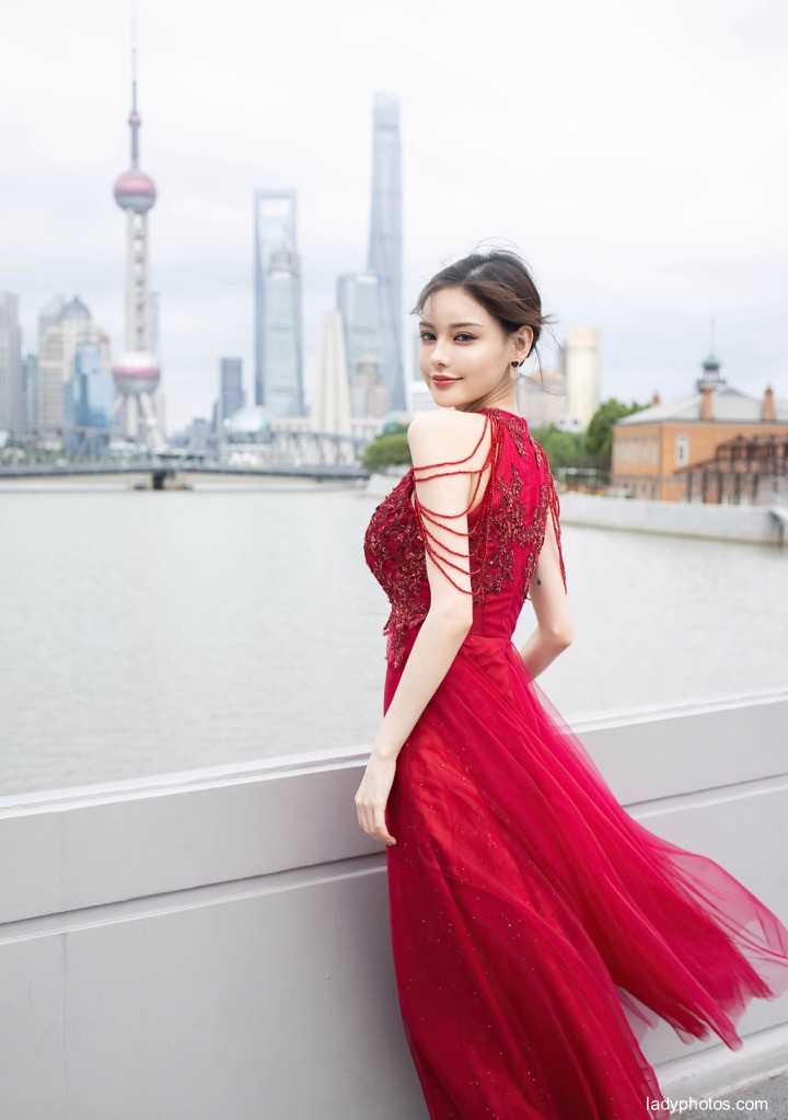 Young model Xiaoxi Juju is charming in red and graceful, which makes people intoxicated - 4