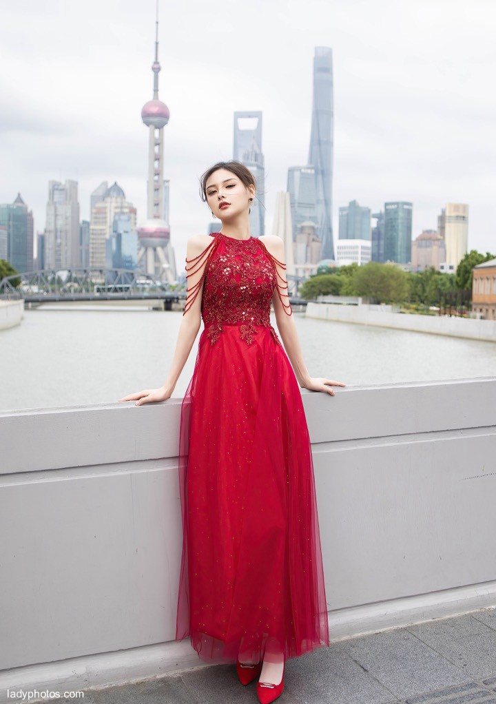 Young model Xiaoxi Juju is charming in red and graceful, which makes people intoxicated - 2