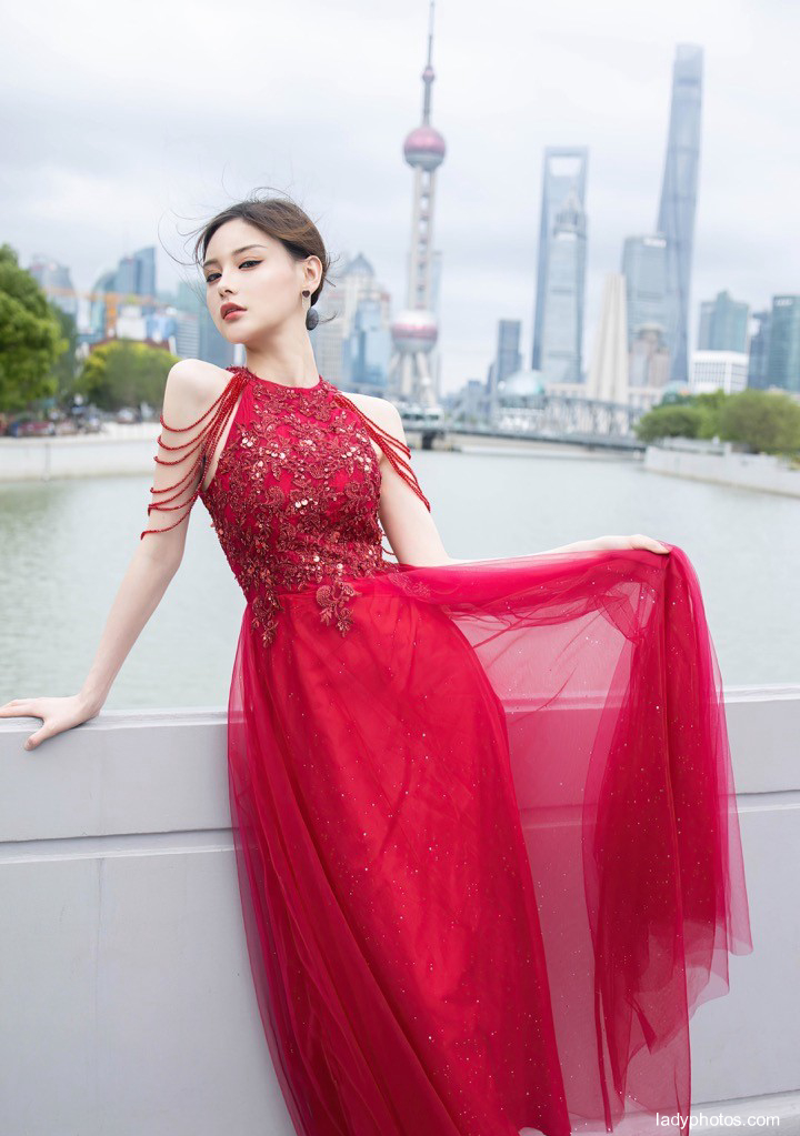 Young model Xiaoxi Juju is charming in red and graceful, which makes people intoxicated - 1