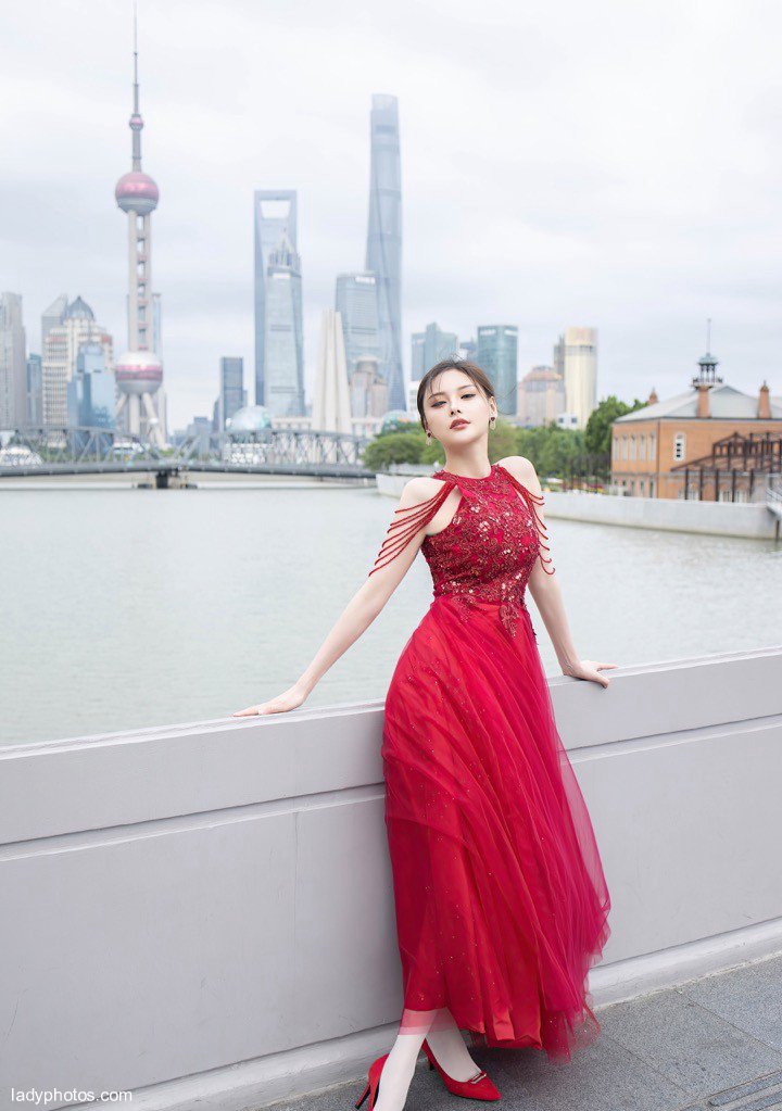 Young model Xiaoxi Juju is charming in red and graceful, which makes people intoxicated - 3