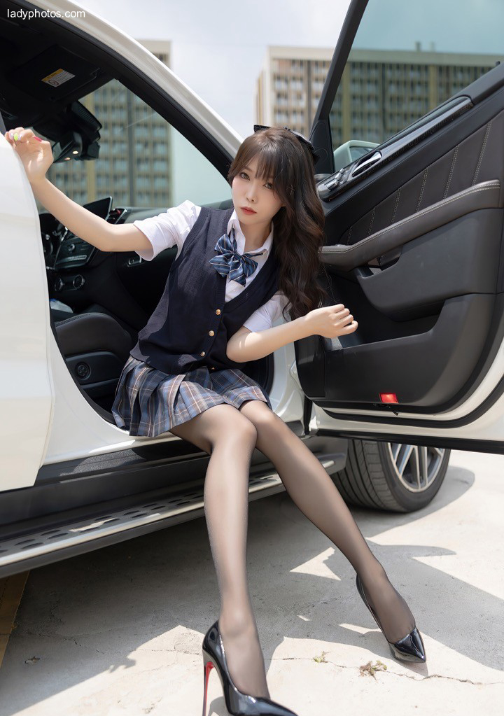 The goddess Zhizhi booty JK's uniform shows the fantasy of meeting your beauty in a fragrant car - 3