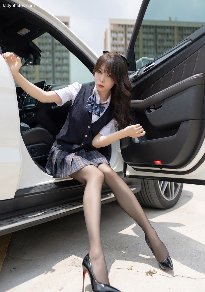 女神芝芝BootyJK制服露出滿足你坐擁香車美女的幻想 - 3