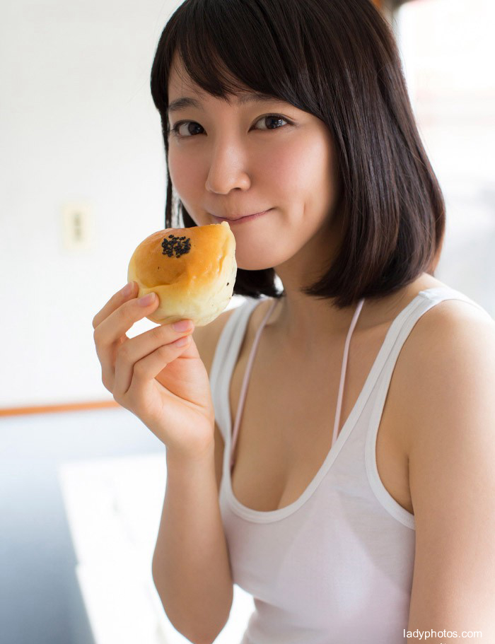 Japanese cute girl Yoshioka Rifan's short hair is still sexy and cute - 2