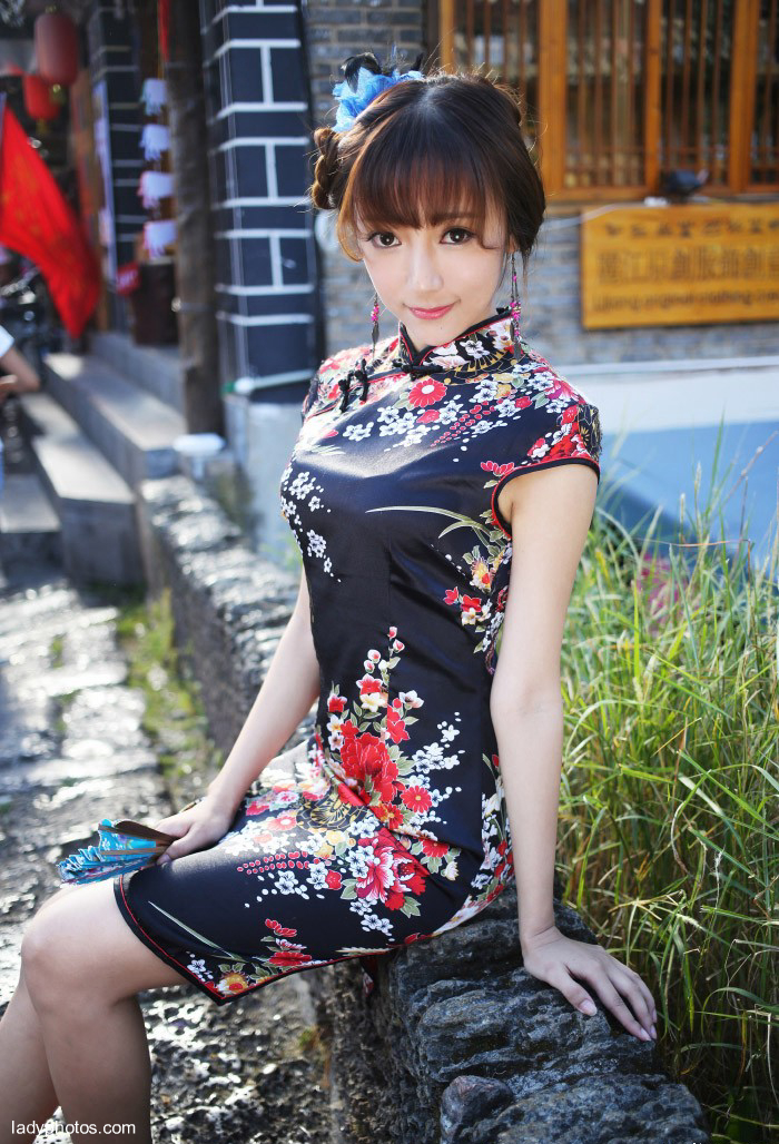 清純な美人の王馨瑶麗江は美しいチャイナドレスに泳ぎます。 - 1