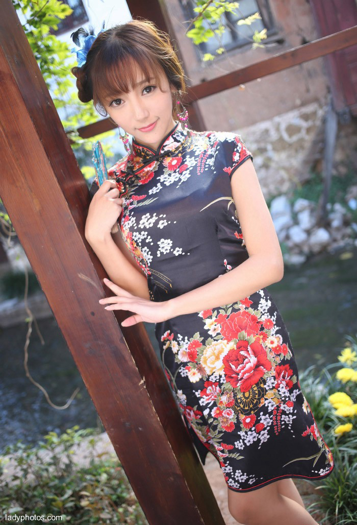 清純な美人の王馨瑶麗江は美しいチャイナドレスに泳ぎます。 - 5