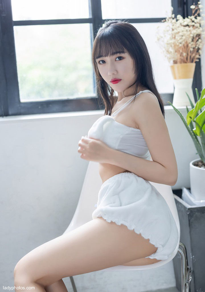 Seemingly pure and coquettish, model Tang Xin's posture on the bed is bold and unrestrained - 3