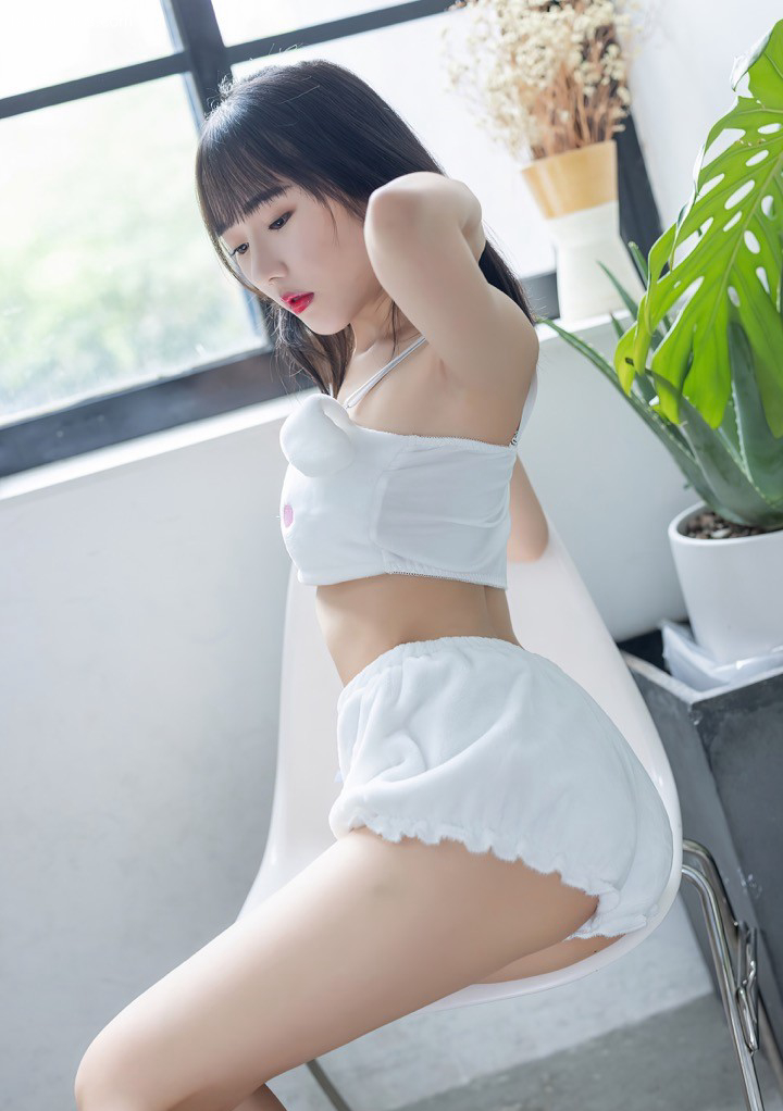 Seemingly pure and coquettish, model Tang Xin's posture on the bed is bold and unrestrained - 4