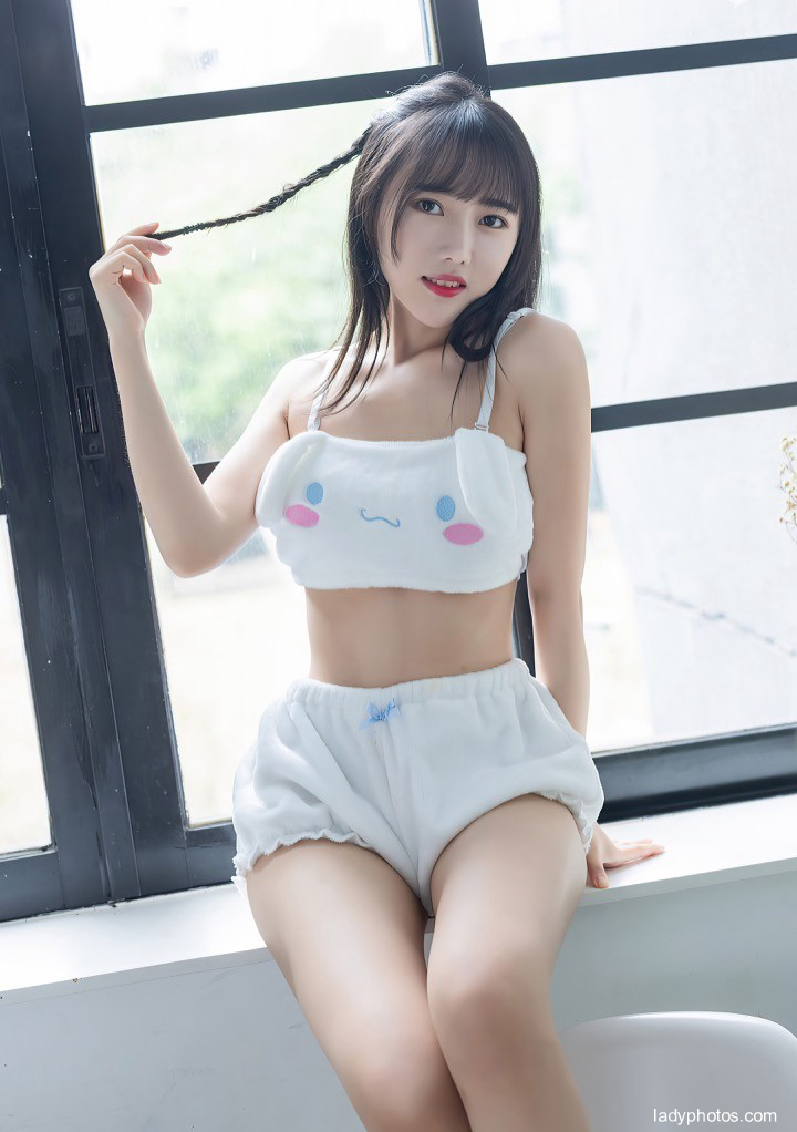 Seemingly pure and coquettish, model Tang Xin's posture on the bed is bold and unrestrained - 5
