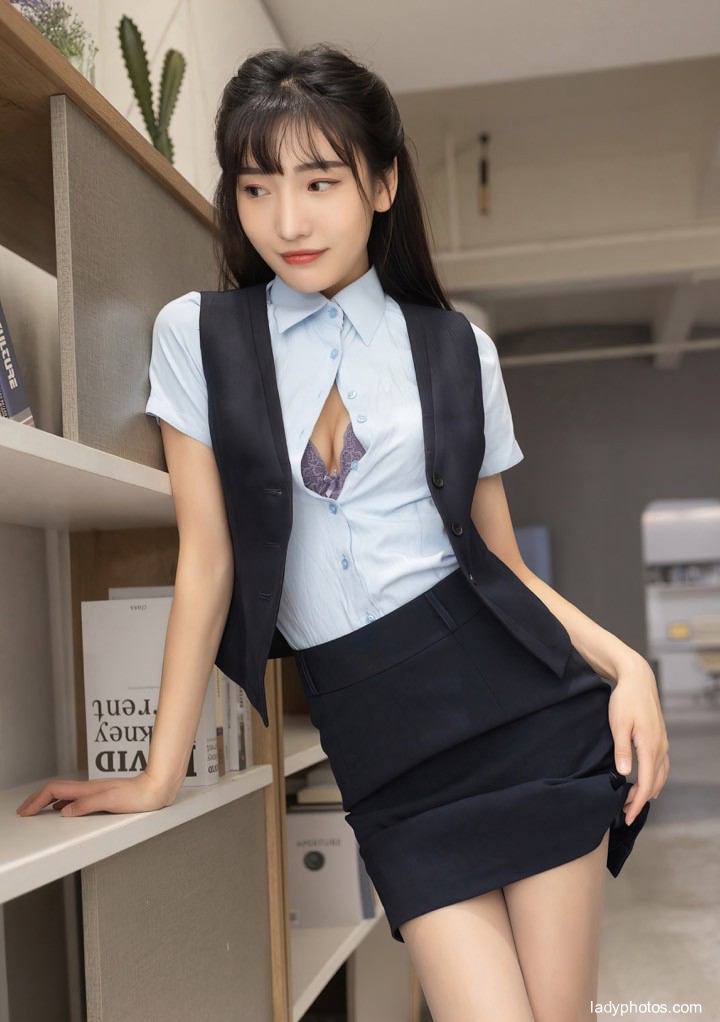 Your Coquettish female secretary Lu Xuanxuan poses provocatively in the office. Come and deal with her - 1