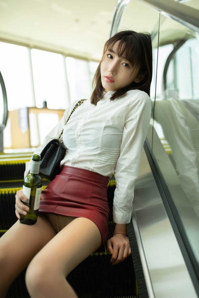 Model Lu Xuanxuan has a first-class figure and a beautiful temperament. After drinking, she was followed into the house