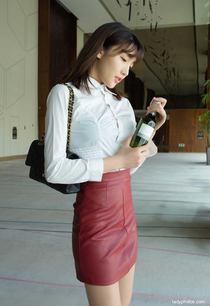 Model Lu Xuanxuan has a first-class figure and a beautiful temperament. After drinking, she was followed into the house - 1