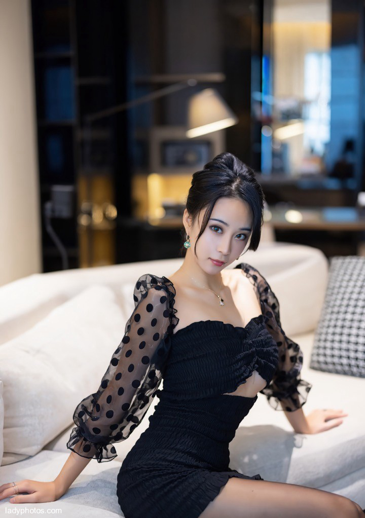 Model LAN Xia has a hot figure and bold style. She shows her charming body on the bed - 3