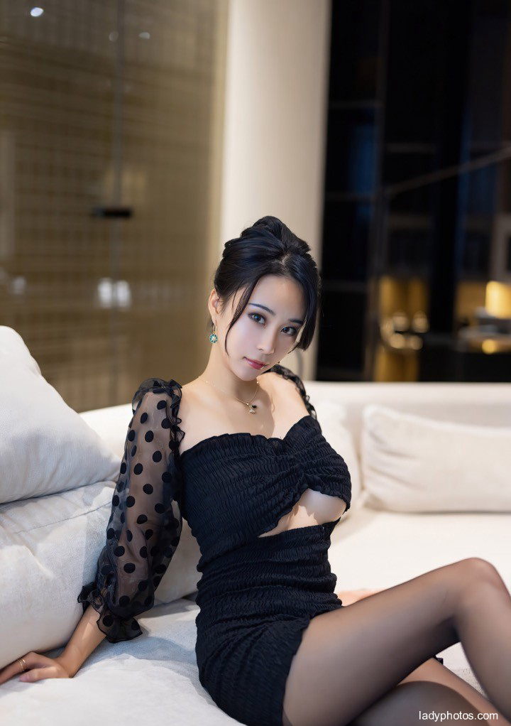 Model LAN Xia has a hot figure and bold style. She shows her charming body on the bed - 2