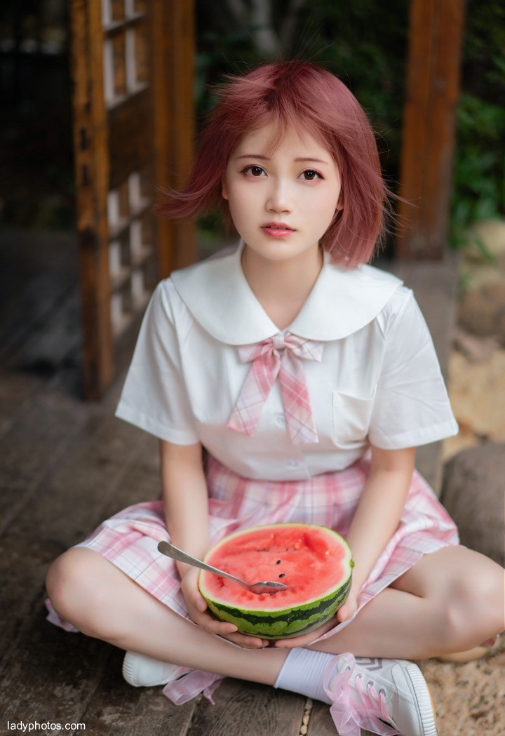 JK uniform Japanese girls: all dressed in pink and swaying - 1