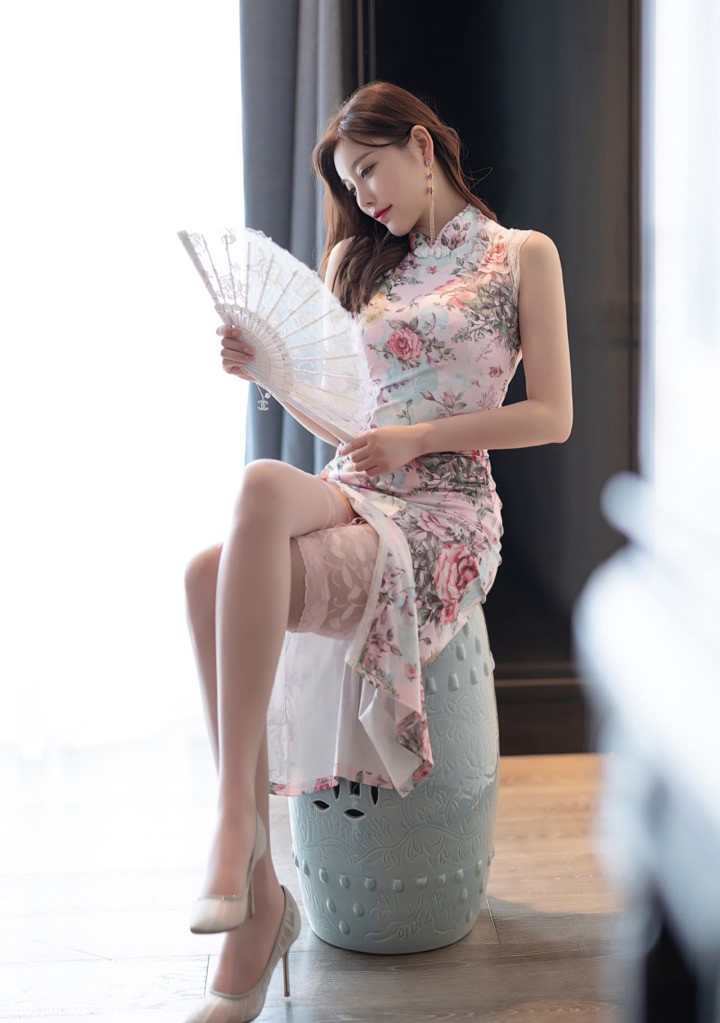 Sexy goddess Yang Chenchen's cheongsam seduces people with a smile and a frown, which is suffocating - 2
