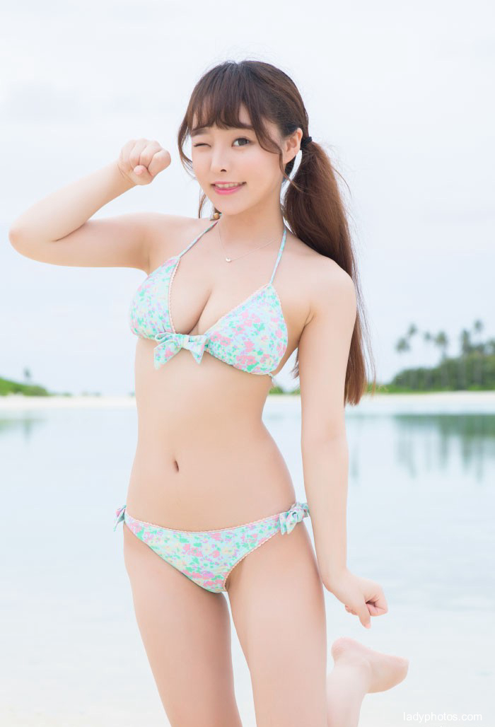 Little fresh girl Liu Fuqi beach bikini pictures - 1