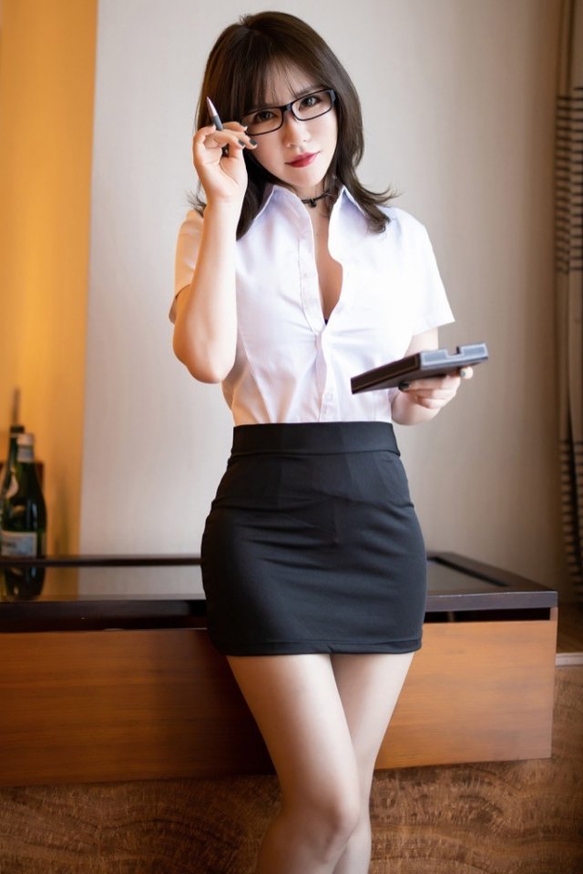 Xia Xiaoya, the Secretary of Meiyan, takes off her clothes in the office and beats the president. Her eyes are as beautiful as silk
