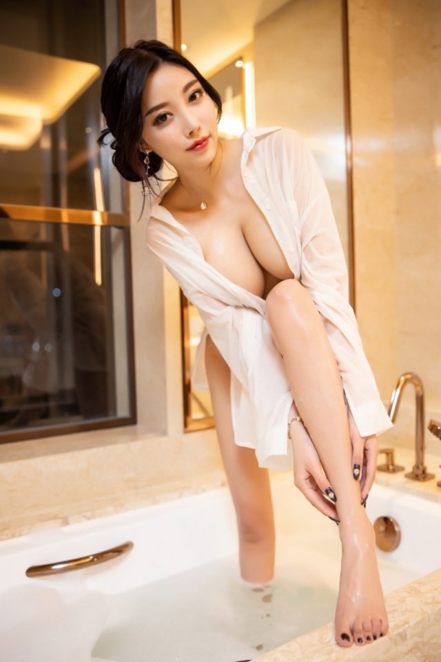 Would you like to take a bath together? Sexy goddess Yang Chenchen bathroom body lotion milk