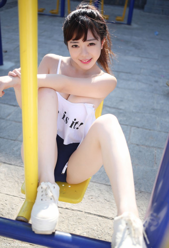 阳光甜美少女刘飞儿Faye公园撩衣秀豪乳 - 2