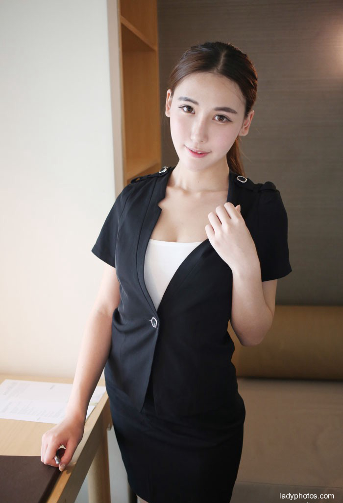 Another attractive Secretary ol uniform, the bear of Meiyuan Pavilion - 3