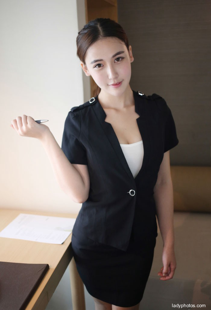 Another attractive Secretary ol uniform, the bear of Meiyuan Pavilion - 2