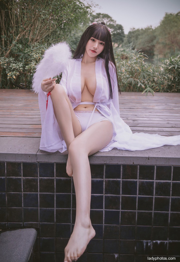 White and charming eight character milk national model Zhu Ke'er's ancient style is sexy - 1