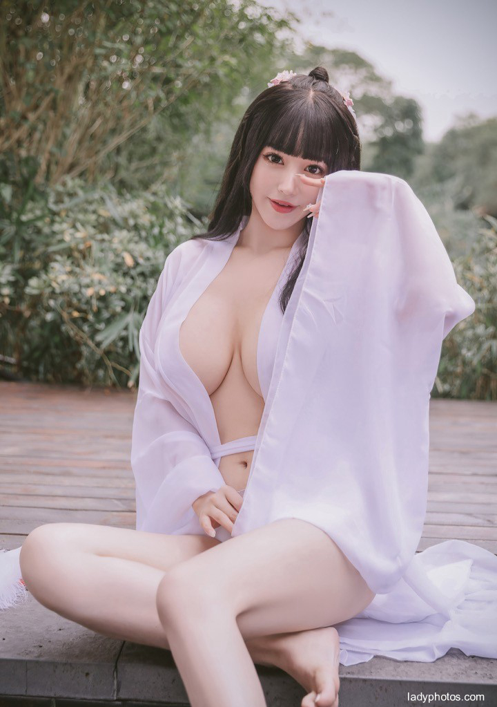 White and charming eight character milk national model Zhu Ke'er's ancient style is sexy - 3