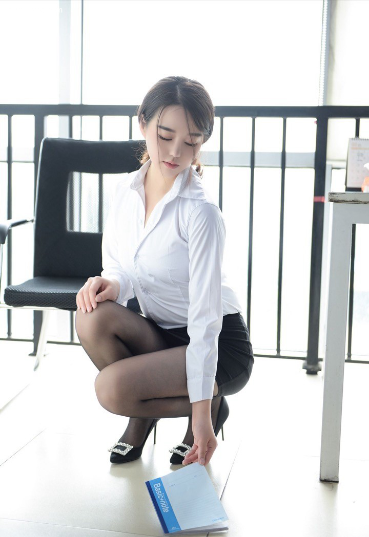 The Secretary's long legs are too sexy to look directly at - 1