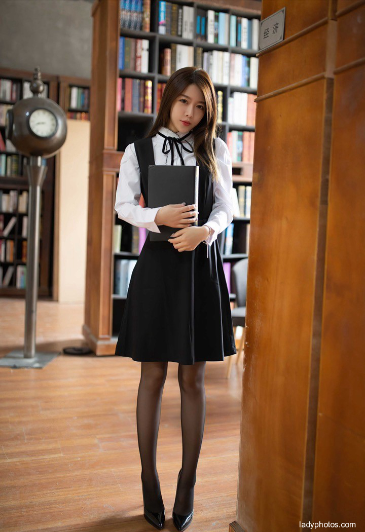 Romance in the library temperament Xia Shiwen, the elder sister of the school, lifted her skirt and showed her eyes - 1