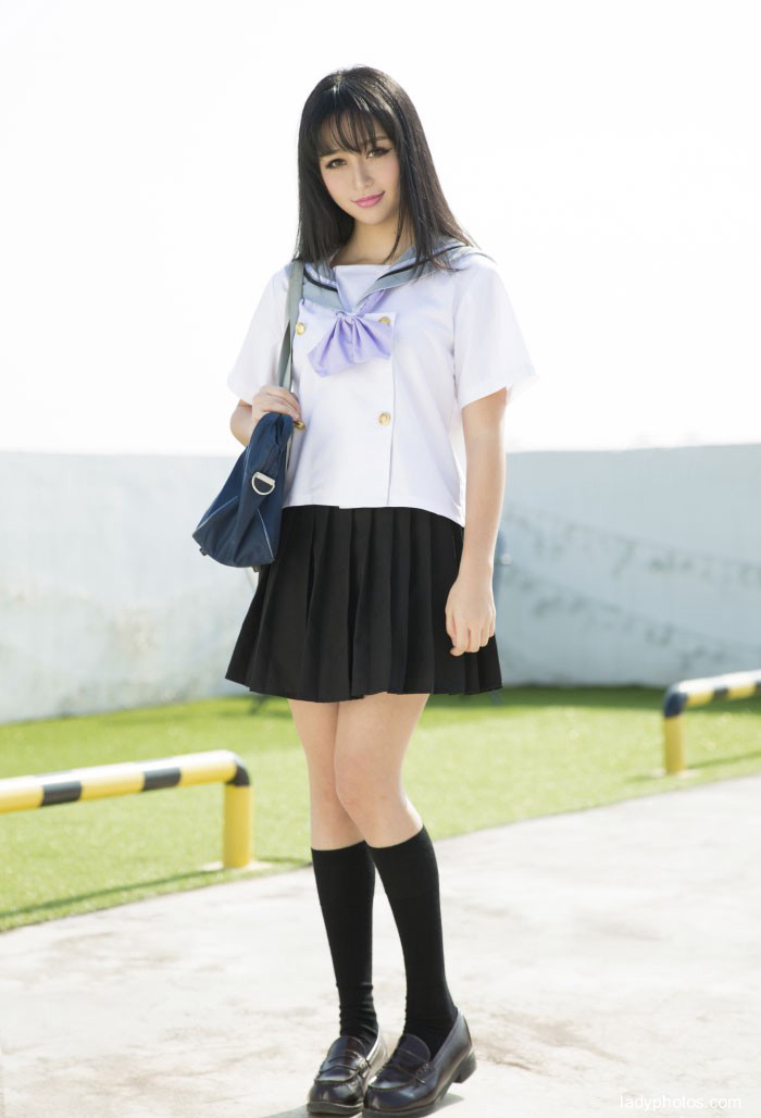 You Guo's Japanese sister Sora takes off her school uniform to show her heart beating figure - 1