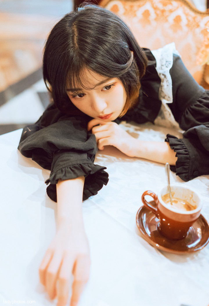 The melancholy girl is so fresh that the coffee shop presents the temptation of uniform - 5