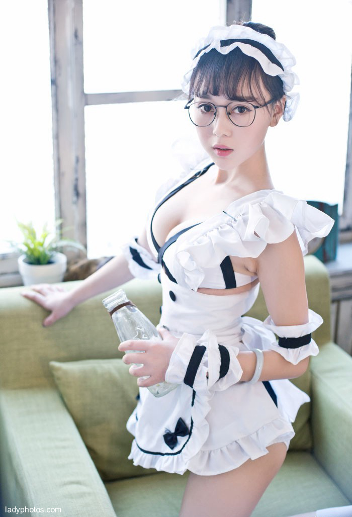 制服コンが一番好きです。雰囲気の妹の趙小米さんはキティちゃんのメイド服が白くて魅力的です。 - 1