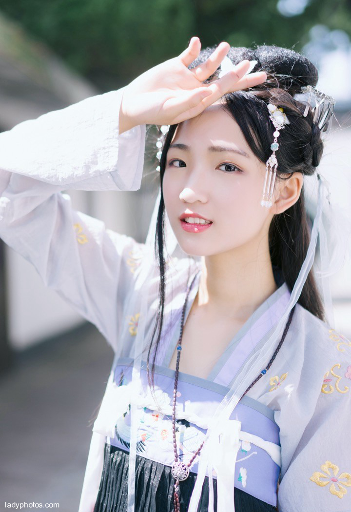 The exquisite and eye-catching beauty in Hanfu has a melancholy temperament - 5