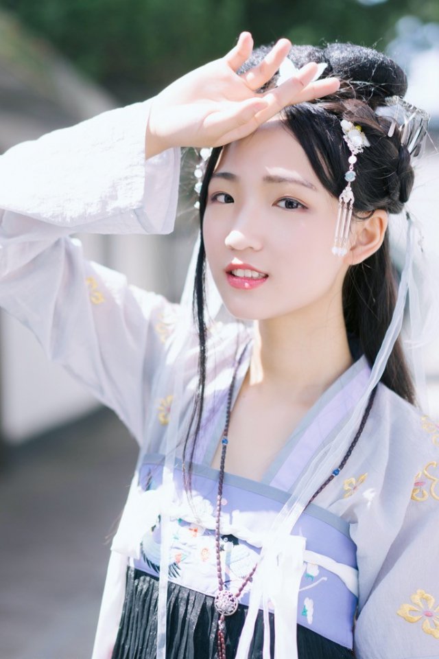 The exquisite and eye-catching beauty in Hanfu has a melancholy temperament