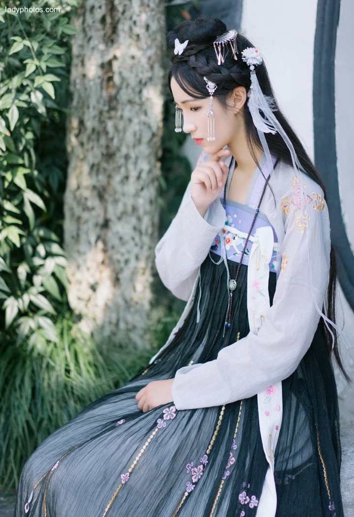 The exquisite and eye-catching beauty in Hanfu has a melancholy temperament - 3