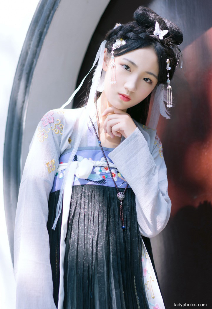 The exquisite and eye-catching beauty in Hanfu has a melancholy temperament - 4