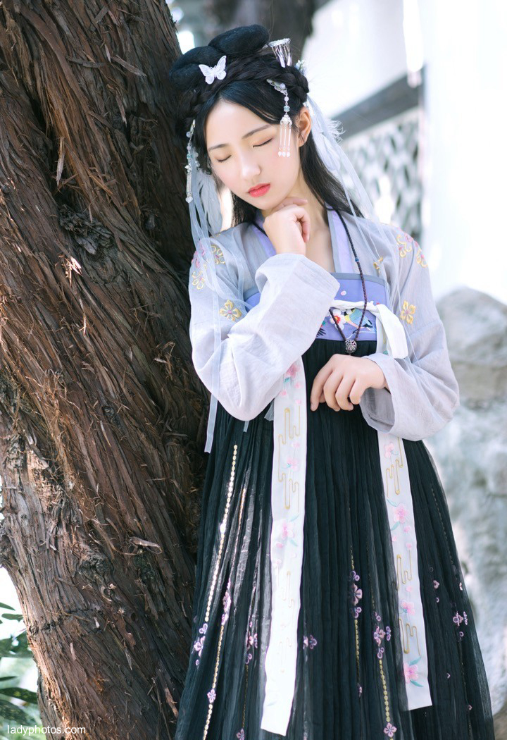 The exquisite and eye-catching beauty in Hanfu has a melancholy temperament - 2