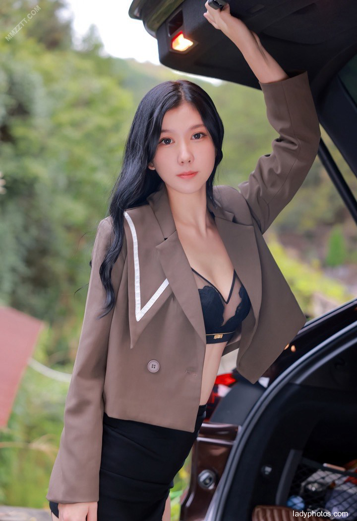 モデルの李雅柔ワイルドロードの広い服がセクシーで魅力的だ。 - 1