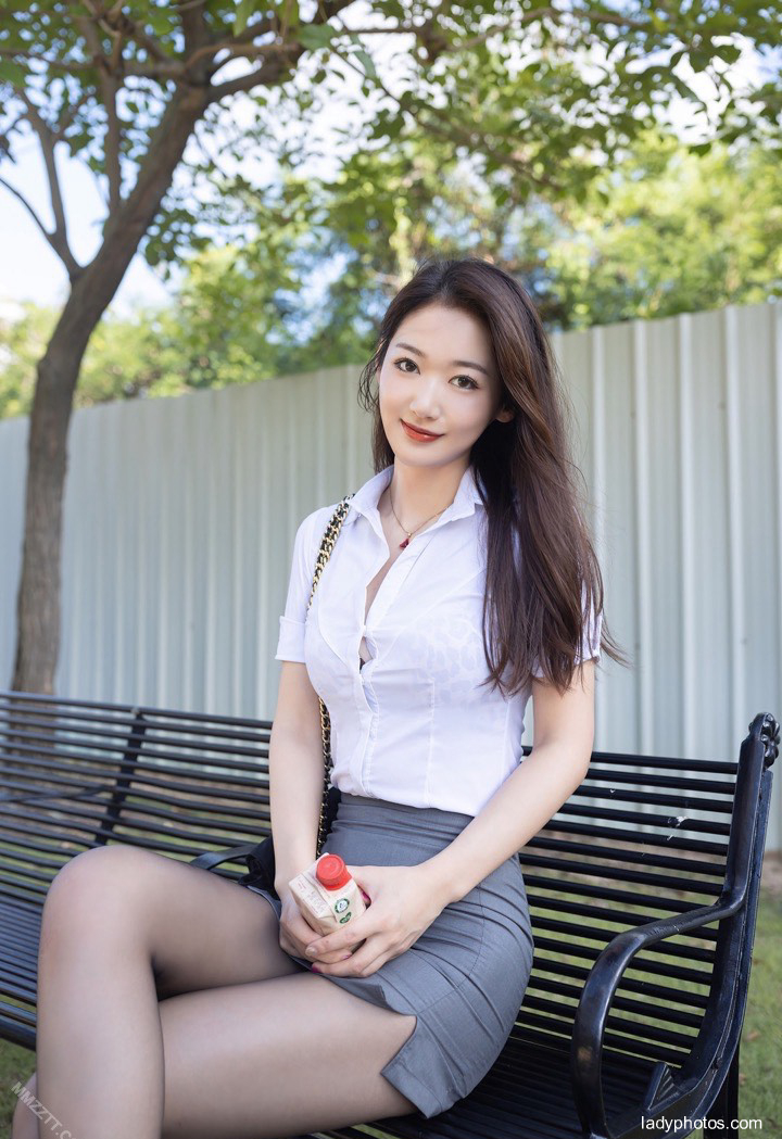 Rain is the match maker, wind is the medium, and tanganqi, a beautiful woman, meets on the street in Macao - 3