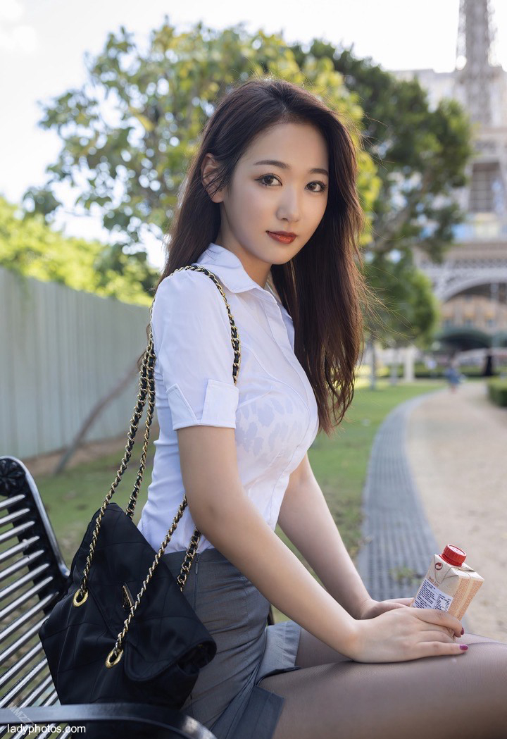 Rain is the match maker, wind is the medium, and tanganqi, a beautiful woman, meets on the street in Macao - 5