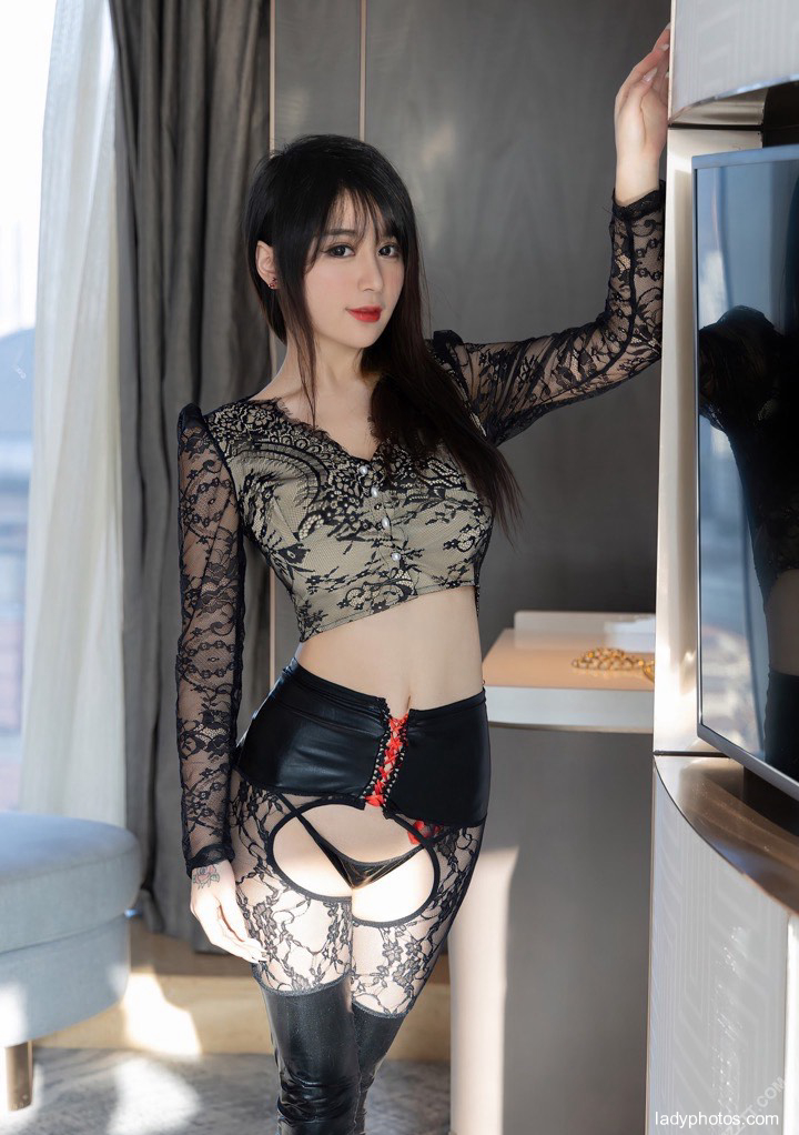 Big Bo Mei Qi Mia's large-scale photo shows her legs squeezing her breasts - 1