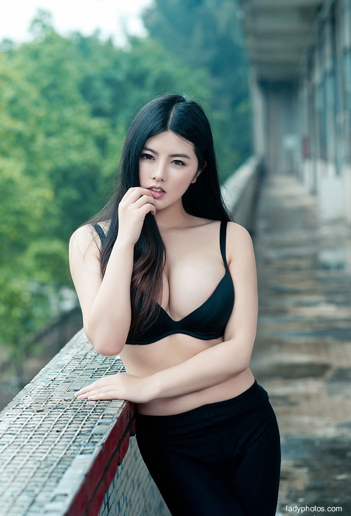 深溝不見底！97年性感美女娜露Selena豪華巨乳超級帶勁 - 4