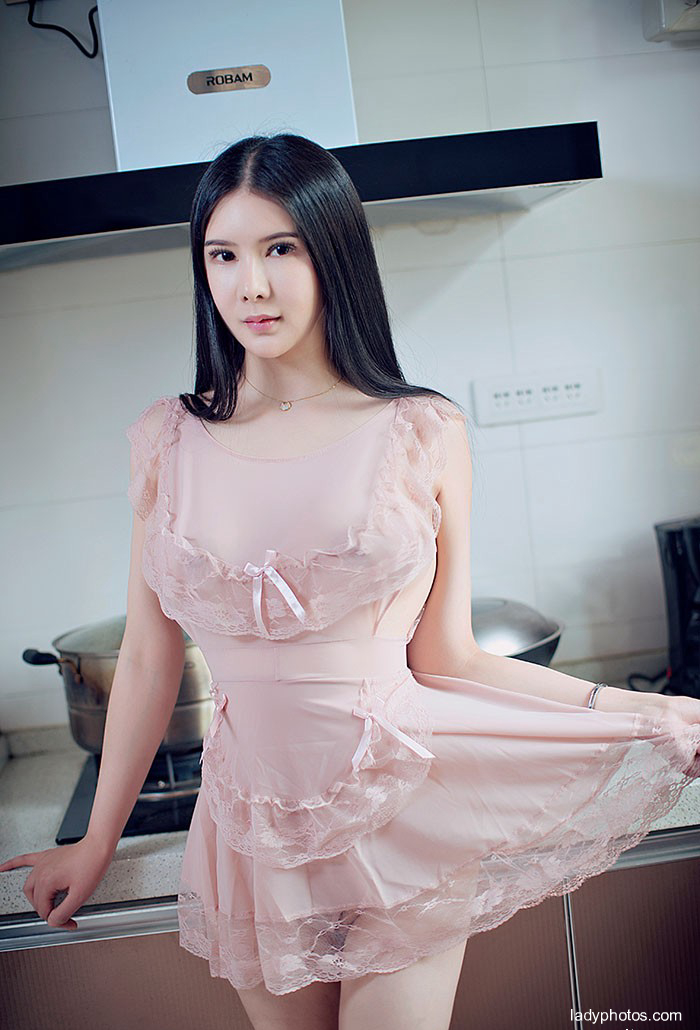 Li Lisa turns into a sexy cook - 1