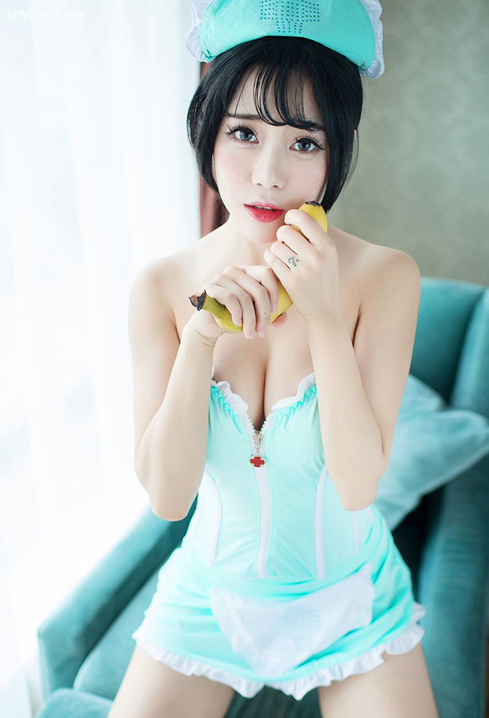 甘美な美少女の兜豆は美しくてセクシーな看護婦に変身してバナナを食べます。 - 4