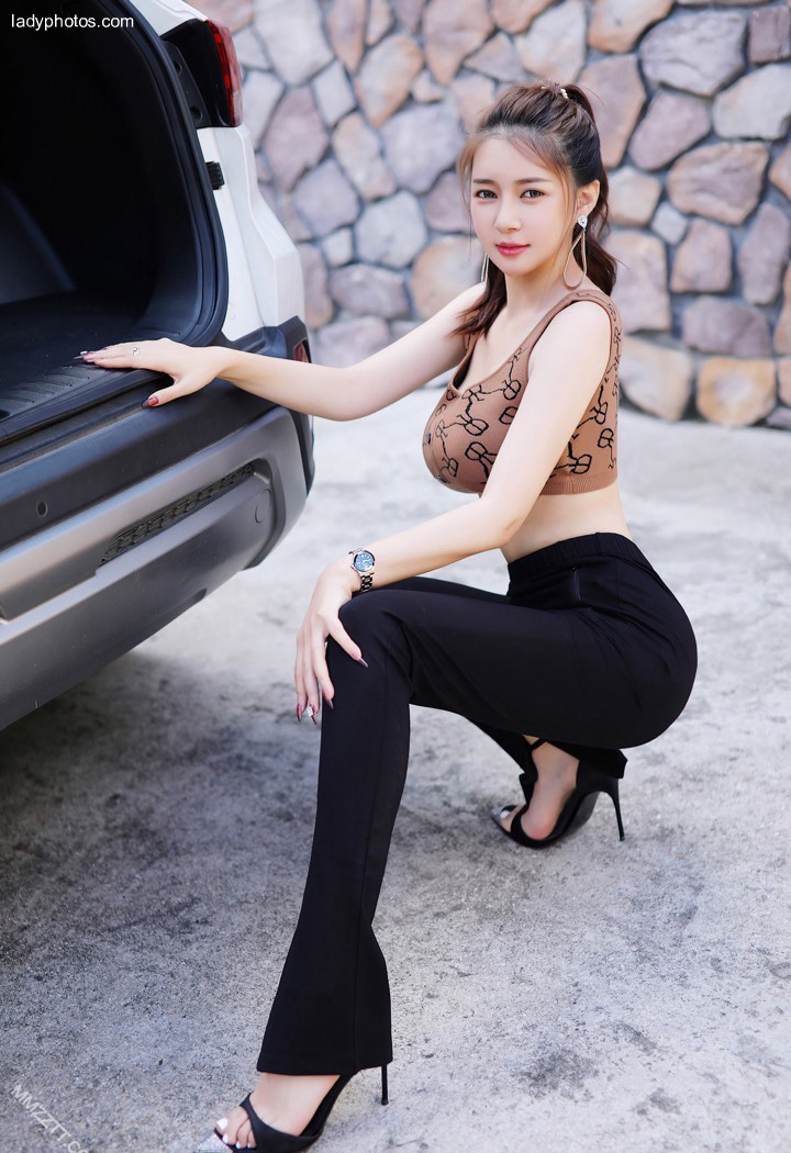 The beautiful car model showed up and went home with the photographer - 3