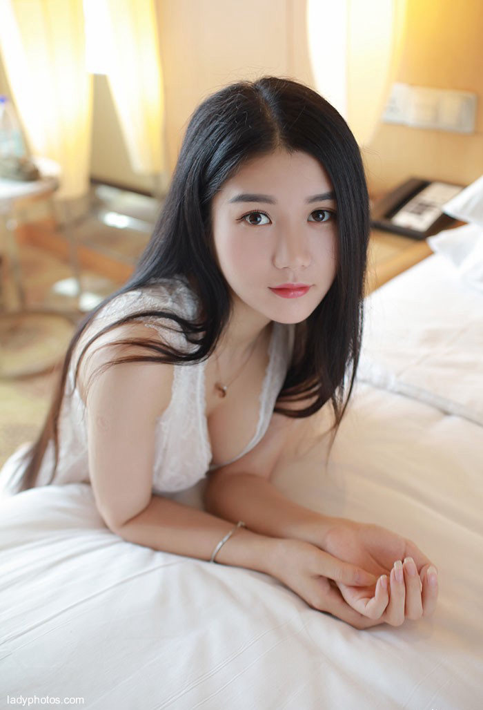 Pure beauty Wang Zitong is the temperament of the skin, beauty is also plump and sexy - 1