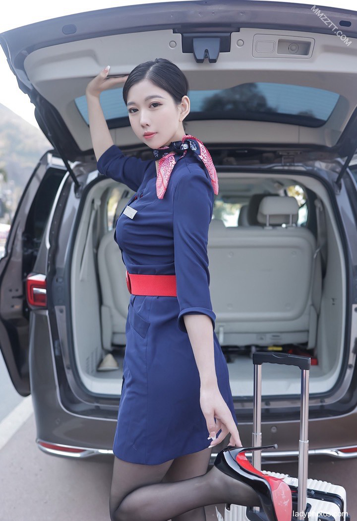 The stewardess girlfriend is flying again! No matter how tired you are, you have to stop the car and feed her - 1