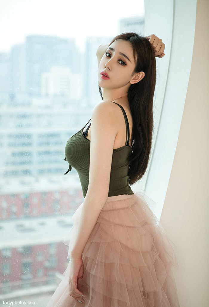 Sexy goddess Yu Siqi is gentle and charming, with her body showing her breasts and legs - 3