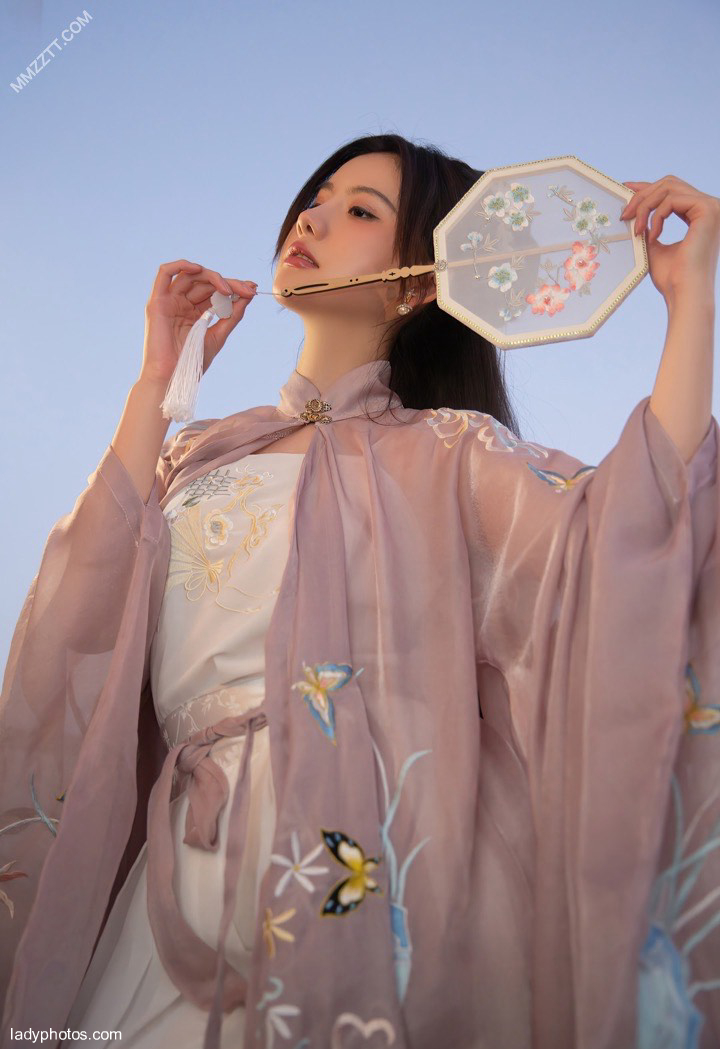 Ah Zhu's ancient clothes are too fragrant and gorgeous, and the photographer's animal hair is ravaged - 4