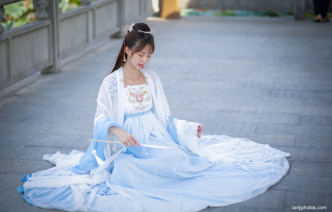 The picture of the beautiful woman in ancient costume by Daming Lake is graceful and pitiful - 4